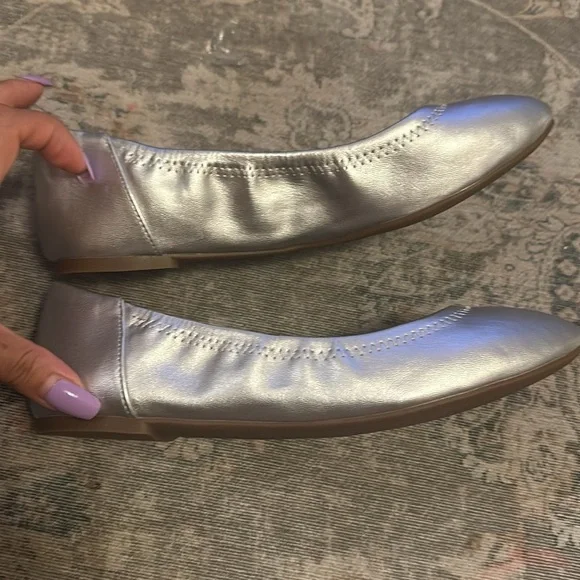 Amazon Essentials Belice Metallic Silver Ballet Flat - Picture 5 of 7